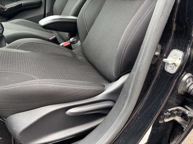 Peugeot 208 blue l. allure 1.2 pt-82pk | navigatie & bluetooth & applecarpl