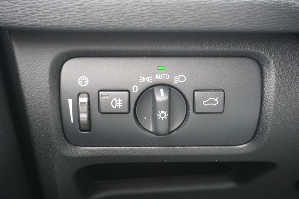 Volvo V40 1.5 t3 polar+ sport automaat / climate / navi / cruise / lane ass