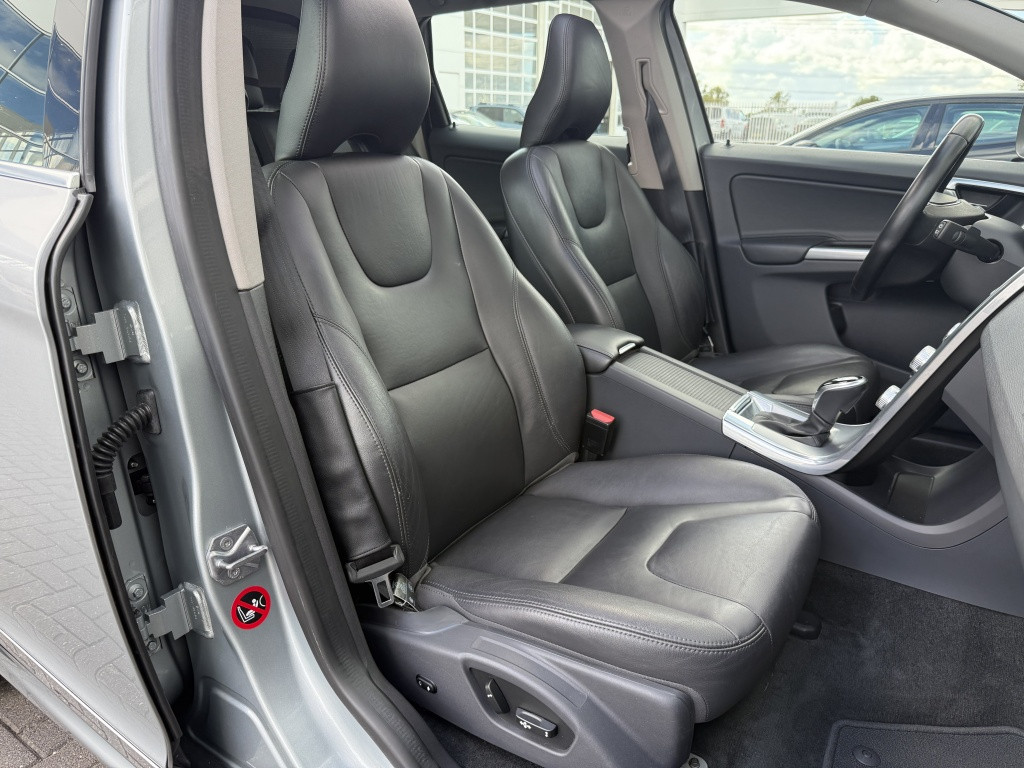 Volvo XC60 t5 245pk aut6 polar+ luxury| panodak| trekhaak| standkachel| ca