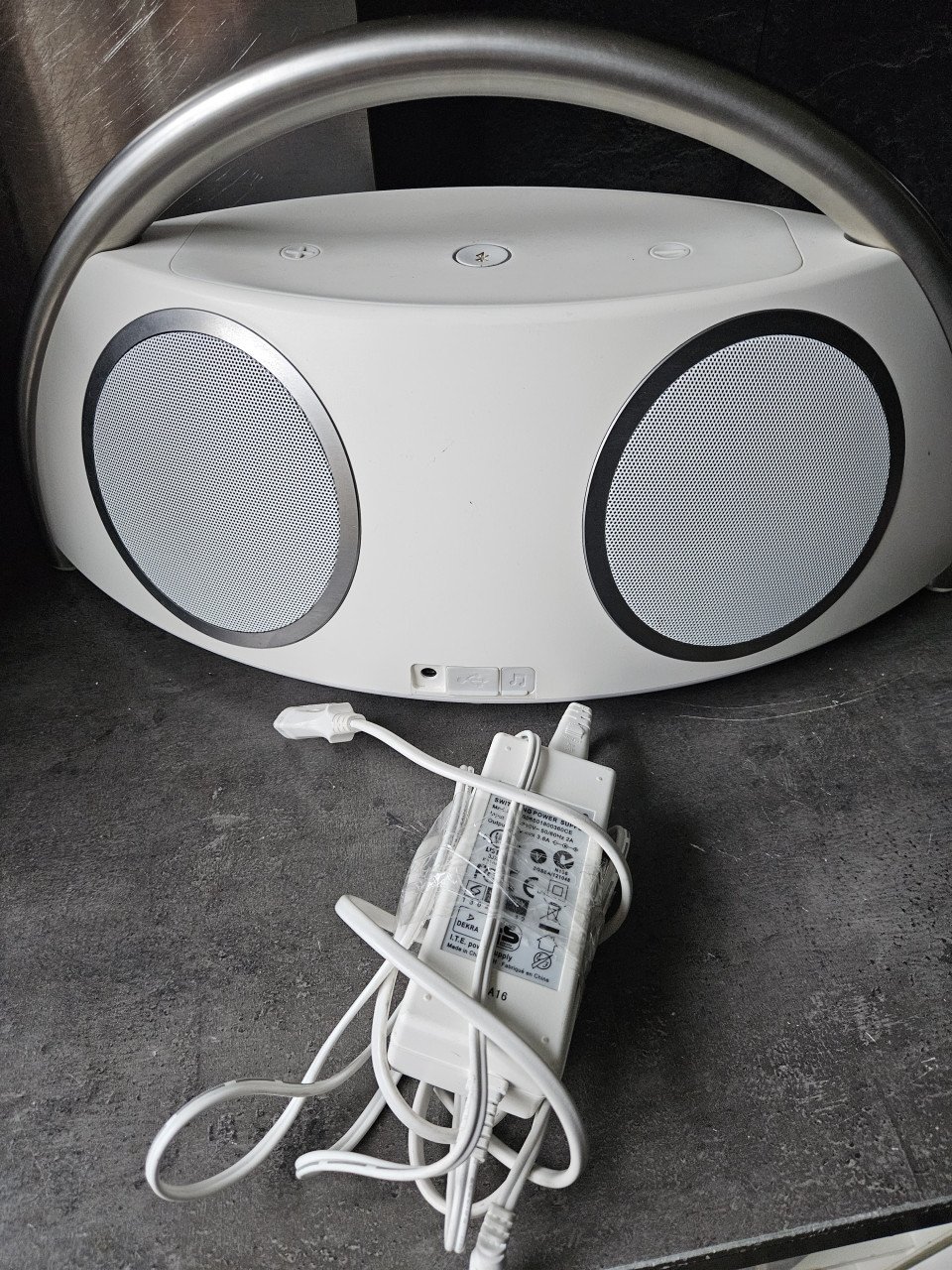 Zgan prachtige witte harman kardon go en play bluetooth speaker...