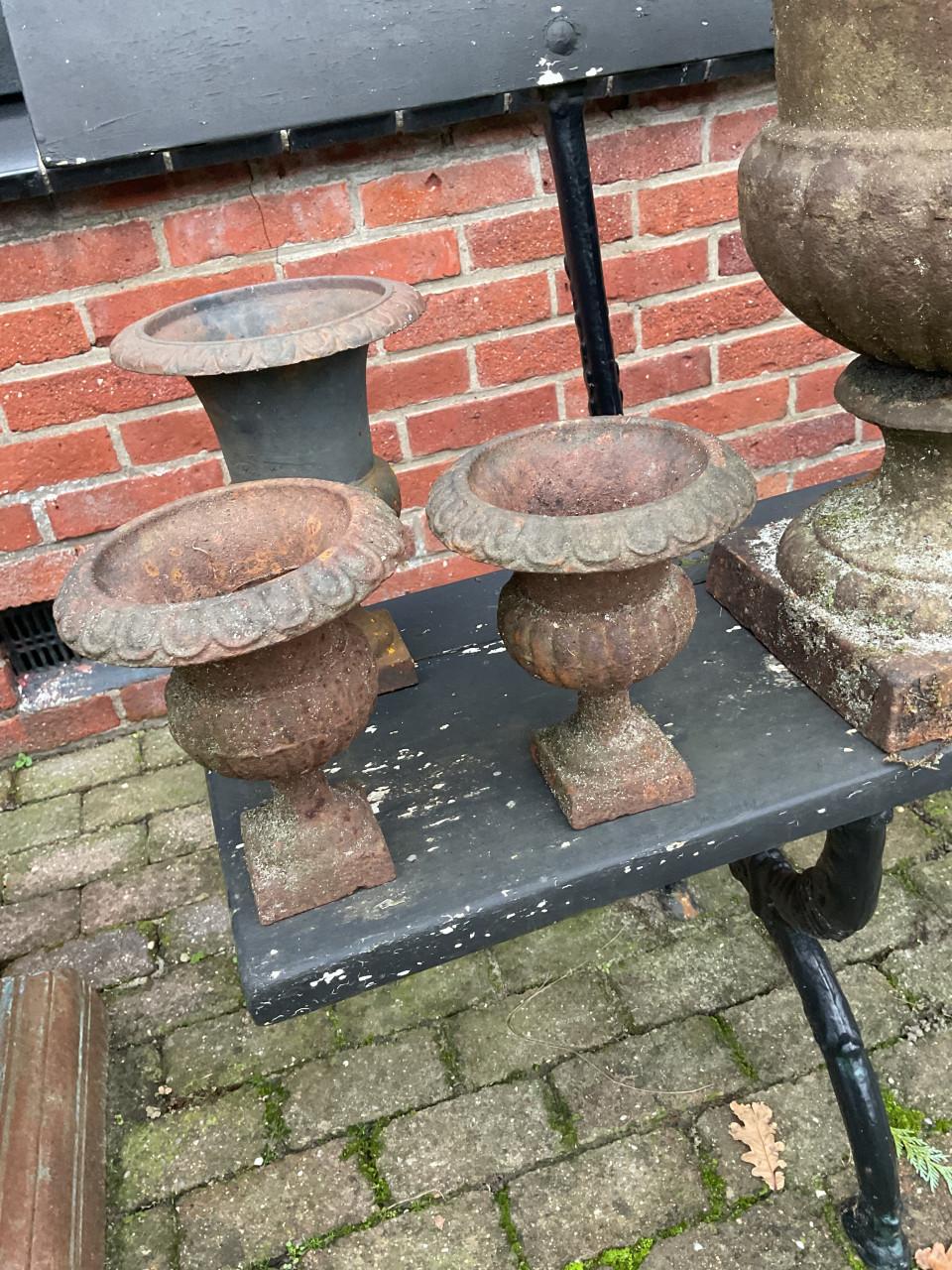 Gietijzeren vazen ( voor de kerst deco )