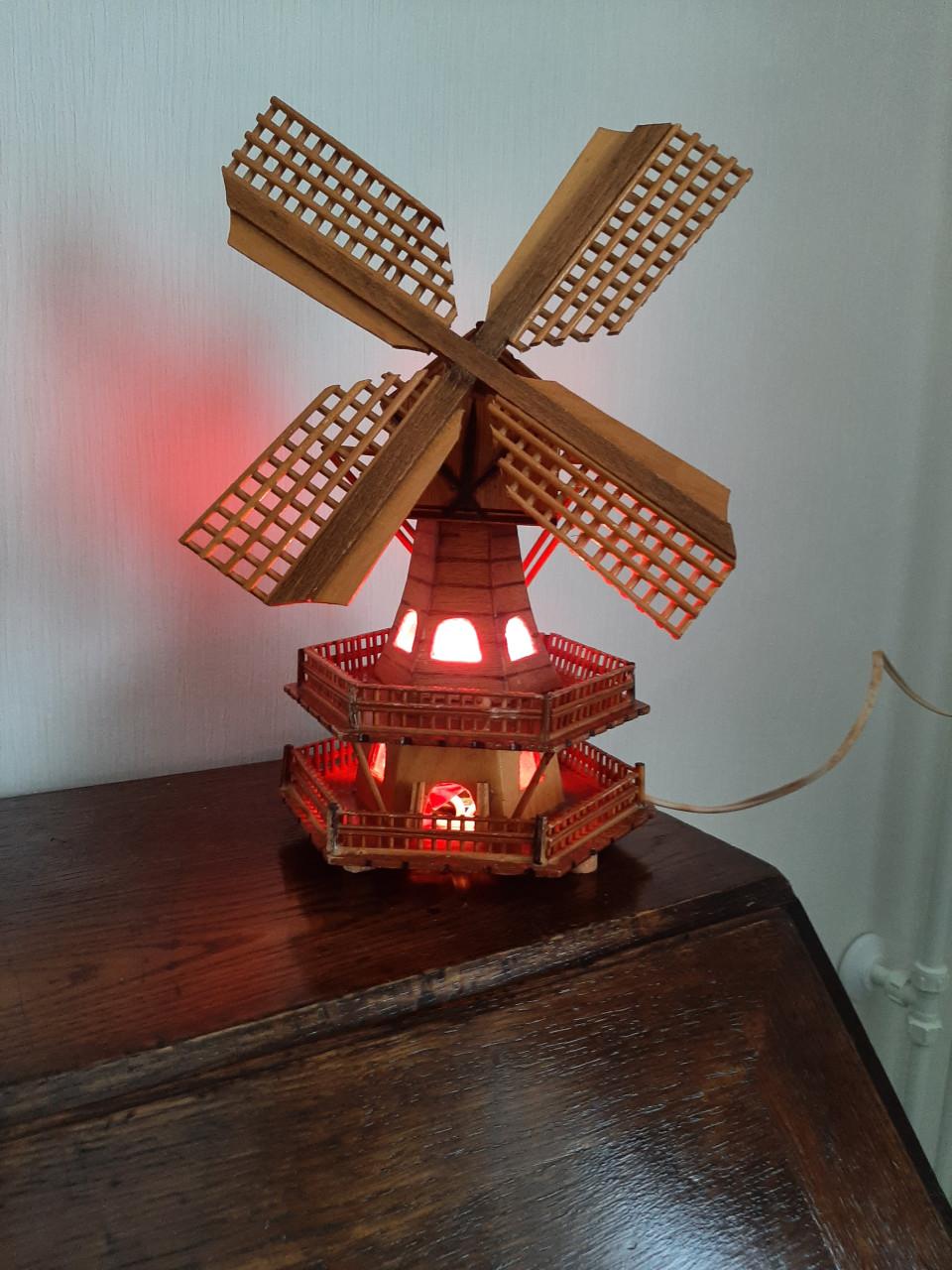 Handgemaakt molentje met lichtje.