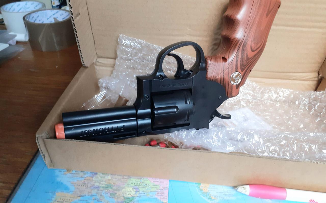 Revolver Speelgoed  24 cm lang en mooi en van plastic
