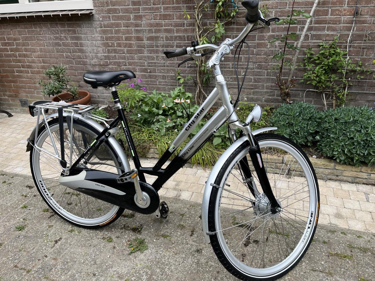 Dames fiets City Star 8 versn trom-rem verlichting Uit de Gazelle familie..