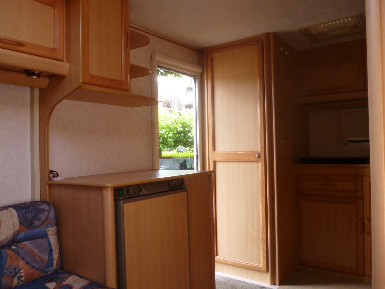 In Pr. St:  HYLANDER 410  PROVENCE   DOREMA LUIFEL MET FRAME EN ZIJSTUKKEN