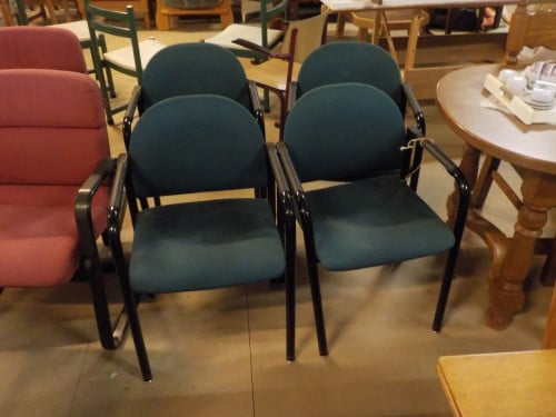 4 stevige kantoorstoelen in goede staat opruimprijs 40 euro voor 4