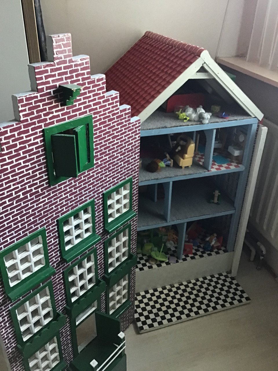 Houten poppenhuis met inhoud