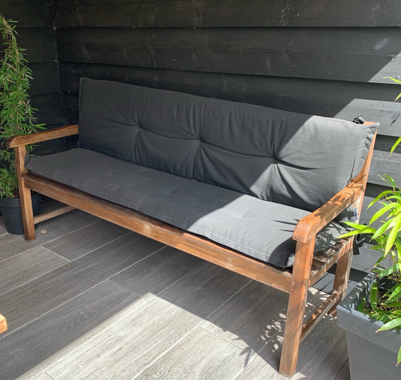 Teak bank  plus kussens.