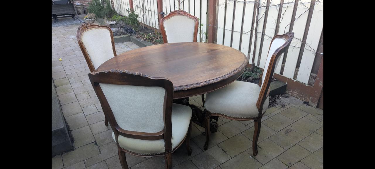 Mooie antieke eettafel met 4 stoelen.