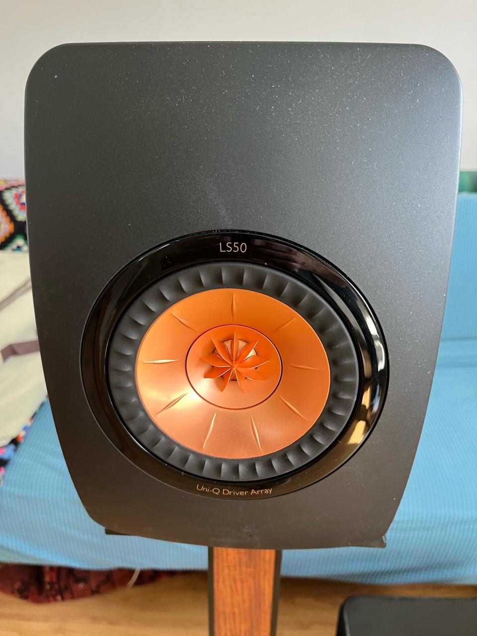 KEF LS50 High Gloss Piano Black + KEF Kube-2