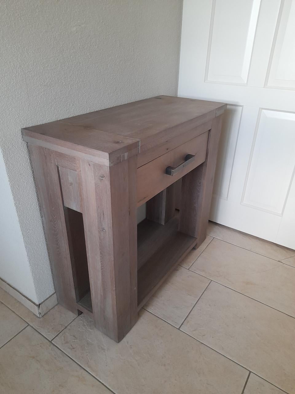 Side table 84 x 36 x 78H (in goede staat )