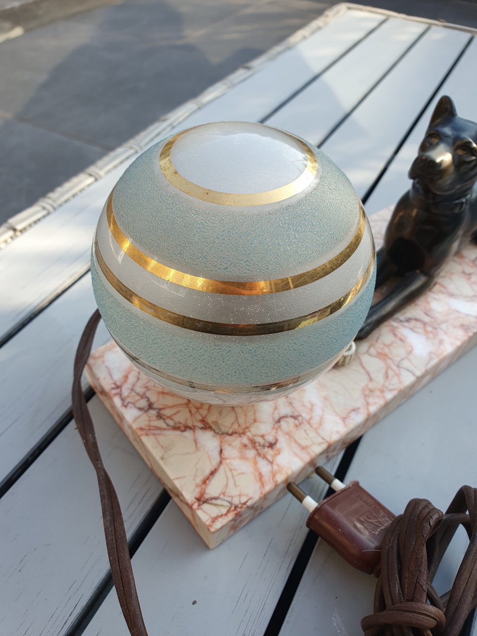 Prachtige art deco lamp met bronzen herders hond in zeer goede staat...