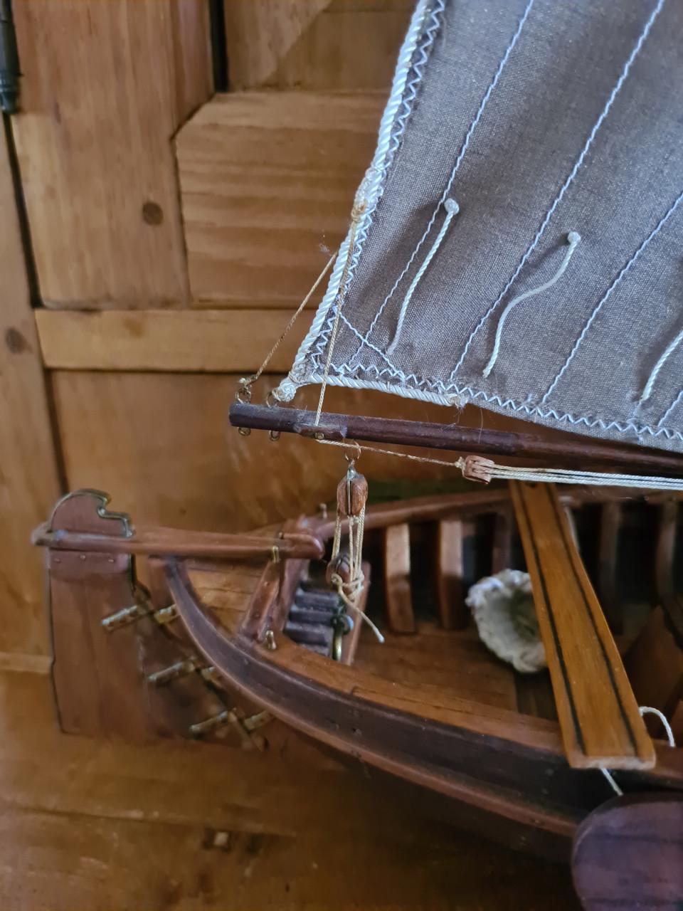 Dit is een gedetailleerd houten model van een Nederlandse Zuiderzee Botter.