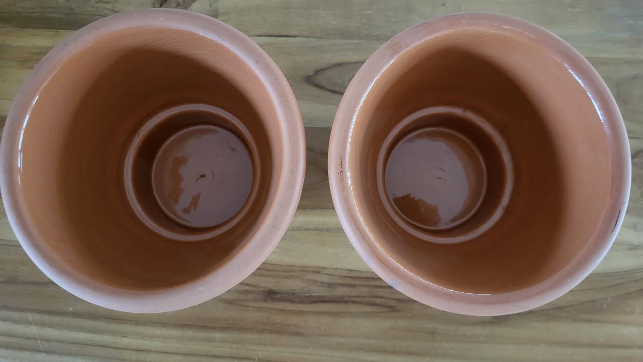 Set van 2 geglazuurde terracotta bloempotten