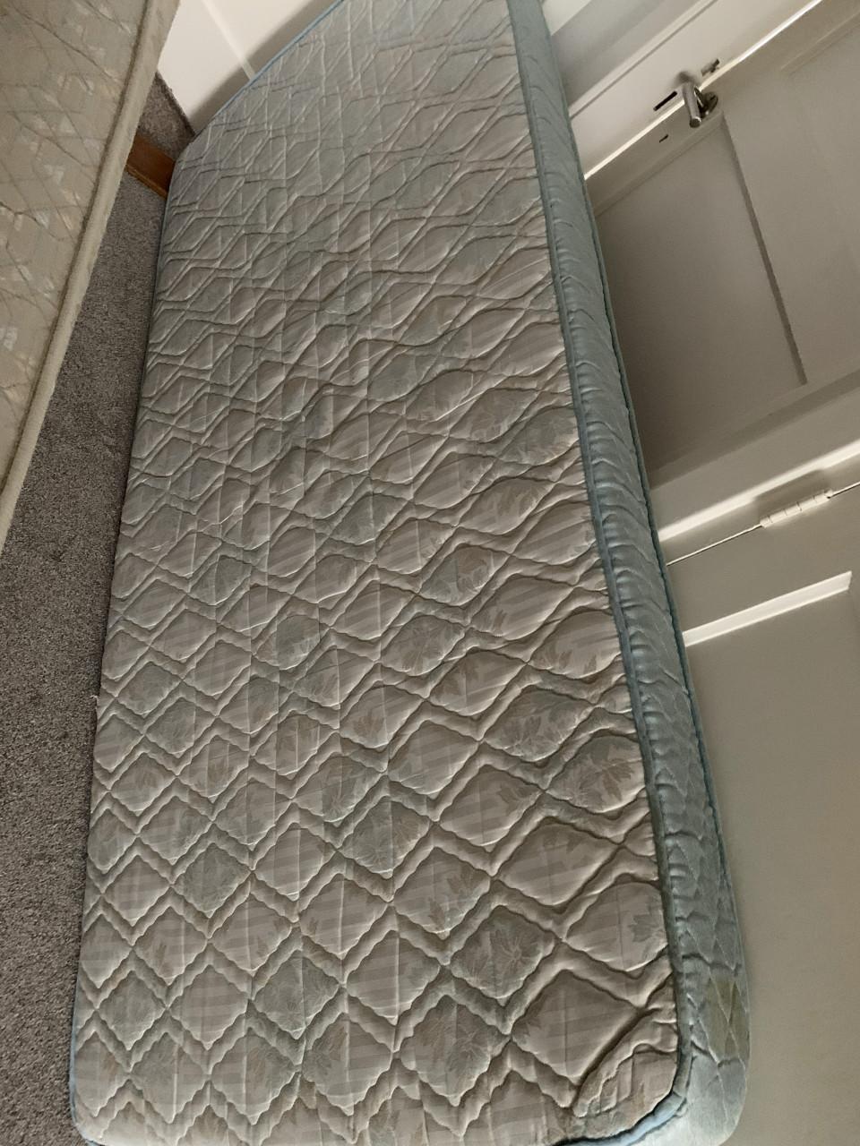 2 matrassen van 90 x 200