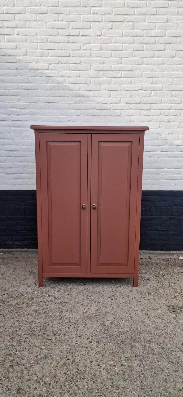 Leuke (garderobe) kast in trendy kleur
