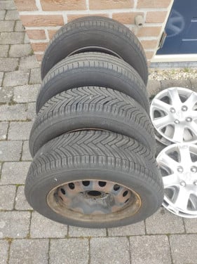 Setje stalen velgen en banden van een Peugeot 206