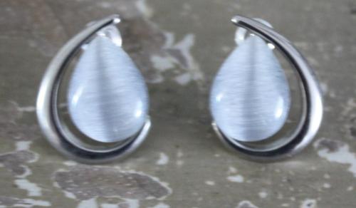 Oorhangers zilver kleur met witte steen