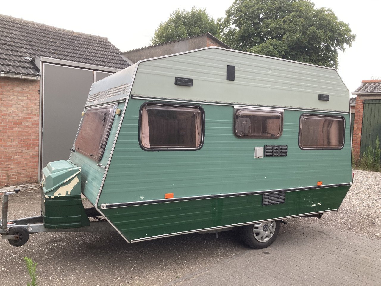 Caravan Chateau met voortent en eigen kenteken!!