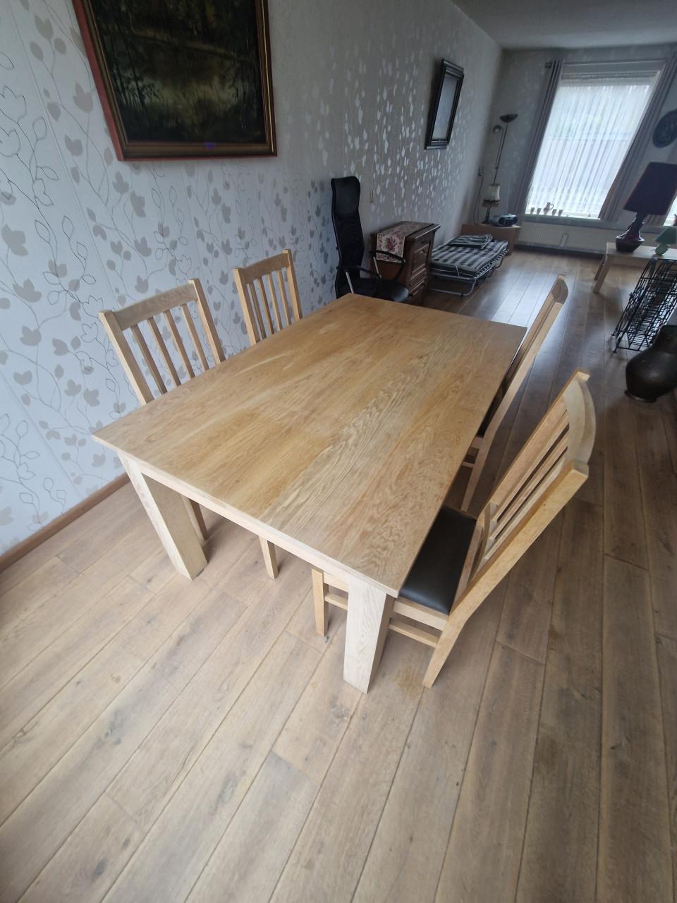 Mooie 4 persoons eiken eettafel met stoelen