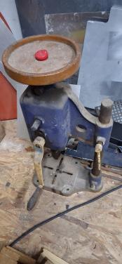 Antieke mechanische boorkolom