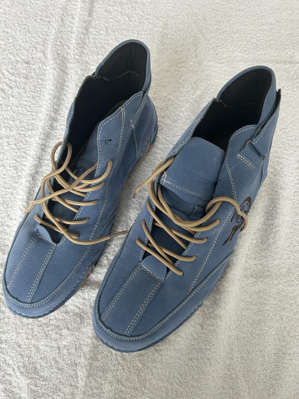 Paar echte sneakers en paar modieuze schoenen