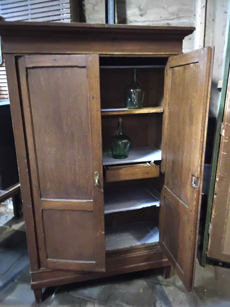 Oude grenen kast