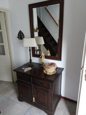 Laag koloniaal kastje