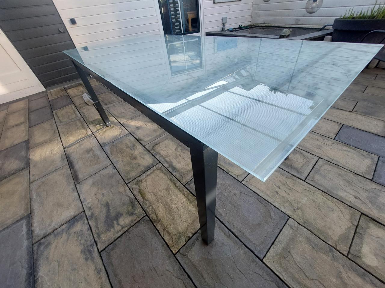 Tuintafel met glazen blad