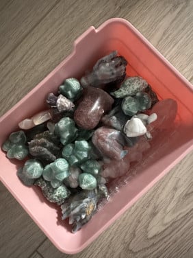 Kristallen - een bakje vol kleine beeldjes