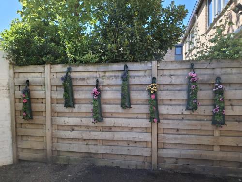 Hangzakken met plantjes tbv het goede doel