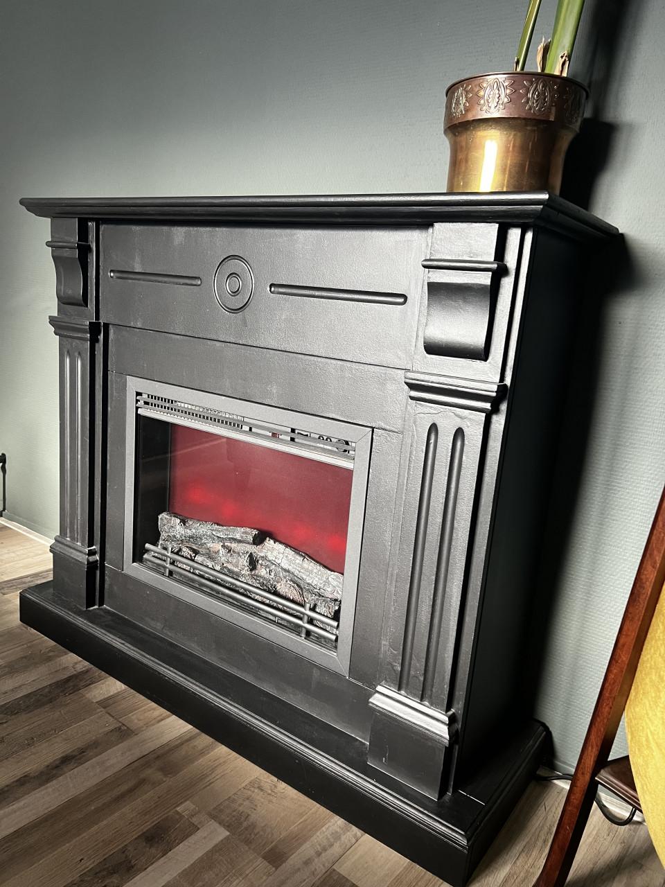 Electrische sfeerhaard met ombouw