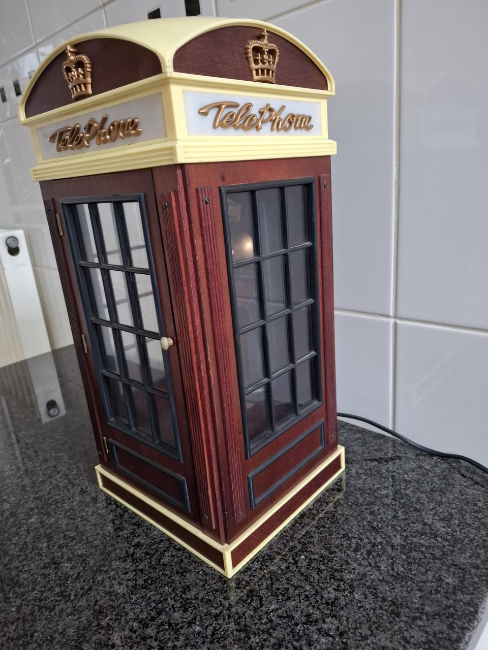 Zeer apart: radio in de vorm een oude telefooncel