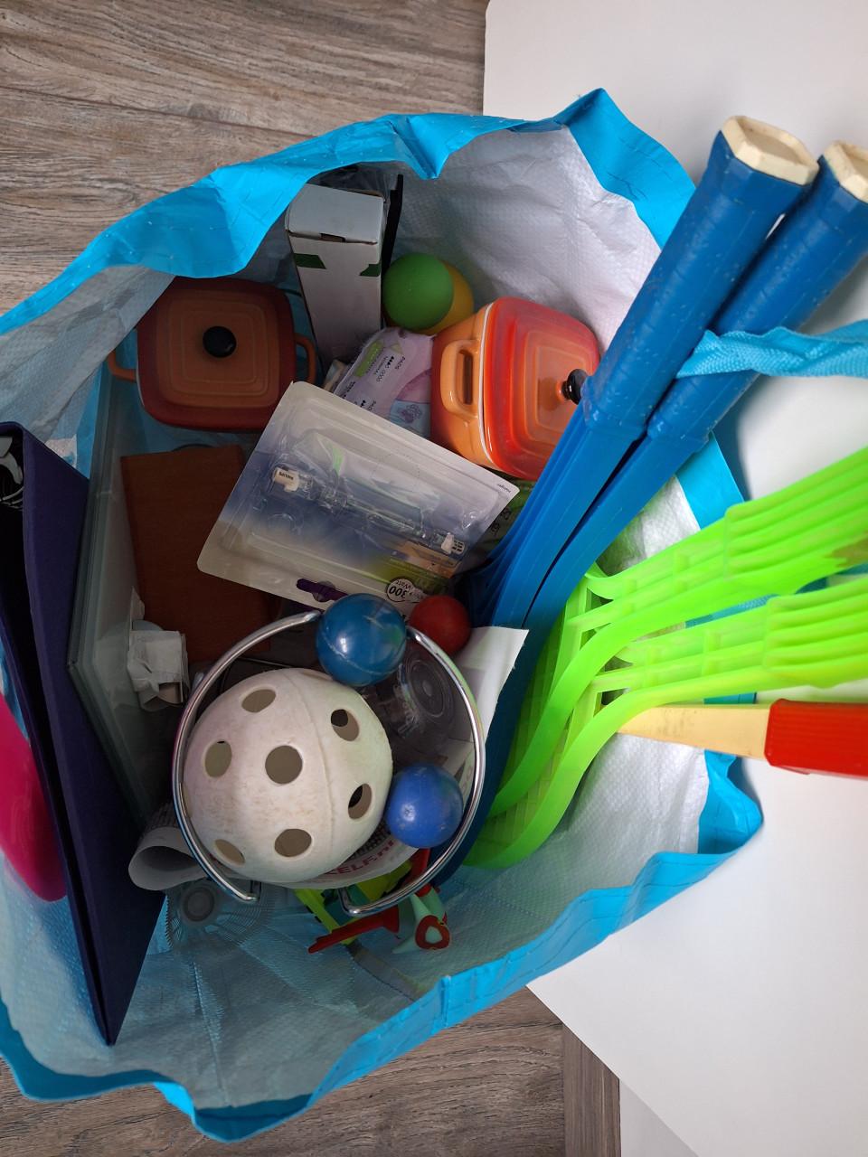 Rommelmarkt spulletjes in bic shopper