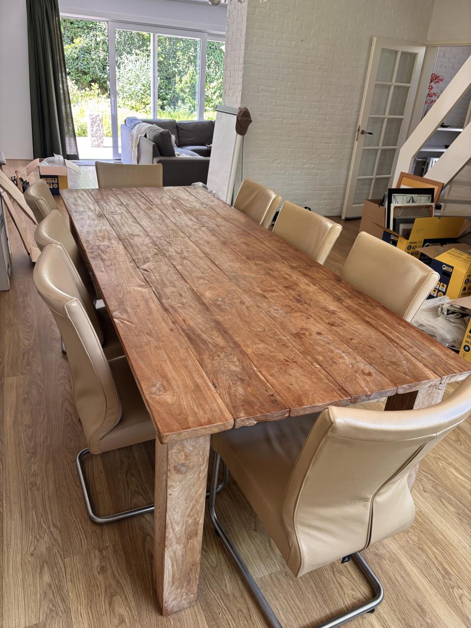 Robuuste houten eettafel met stoelen!