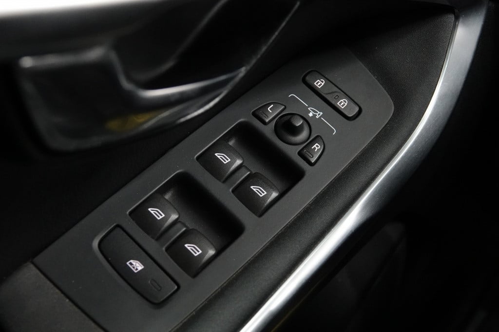 Volvo V40 2.0 t3 momentum | cruise | pdc | leder |