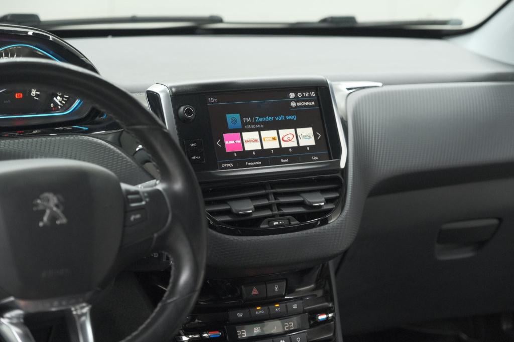 Peugeot 2008 puretech 110 allure | trekhaak | parkeersensoren | navigatie