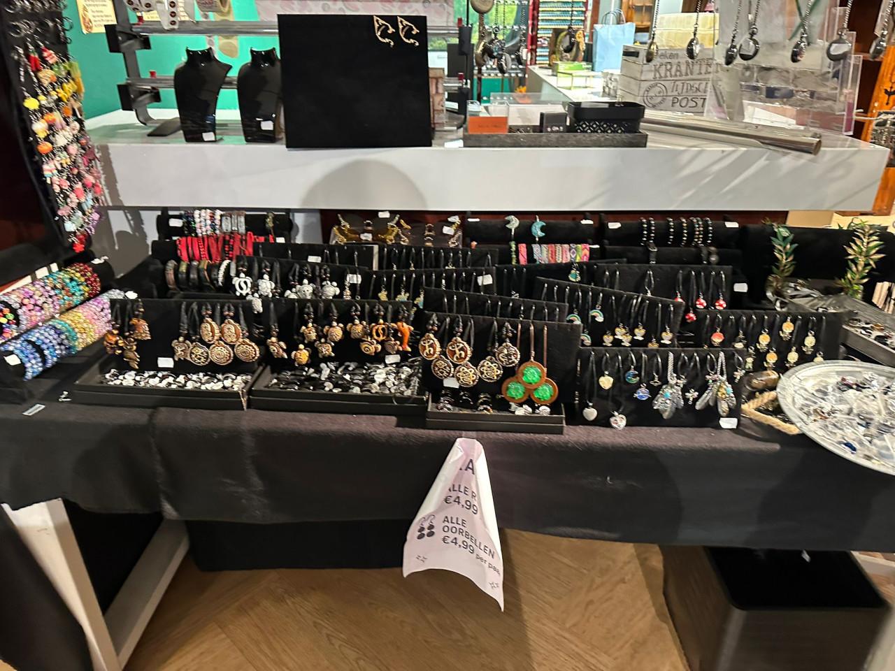 Partij sieraden te koop oa hangers, armbandjes, oorbellen en ringen