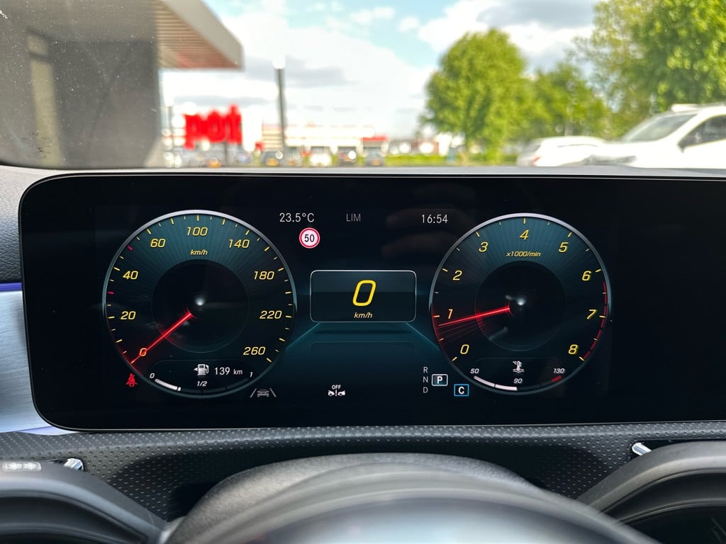 Mercedes-Benz A-Klasse 180 business solution amg // ambiance verlichting //