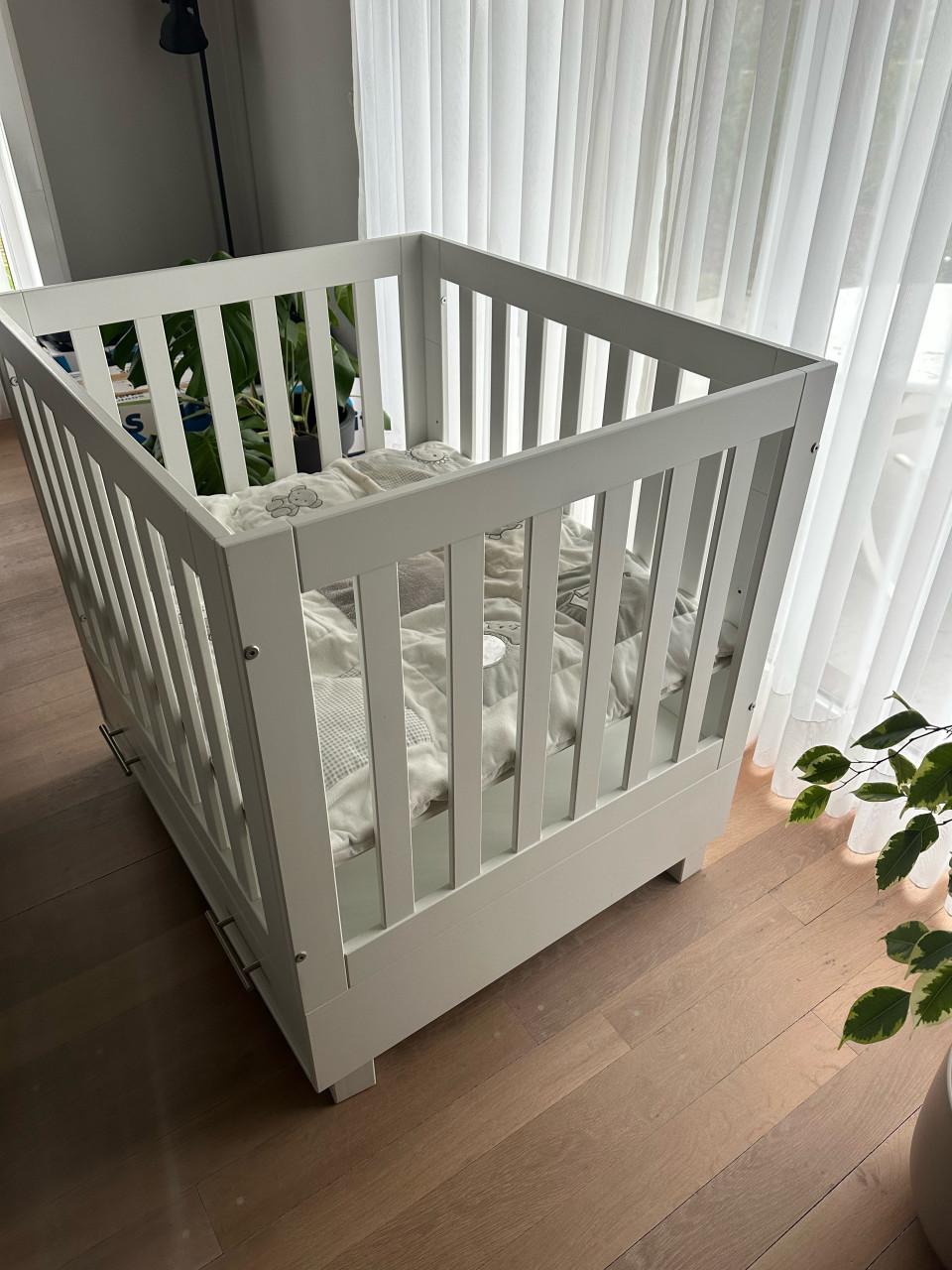 Witte houten box in hoogte verstelbaar inclusief speelgoedlade