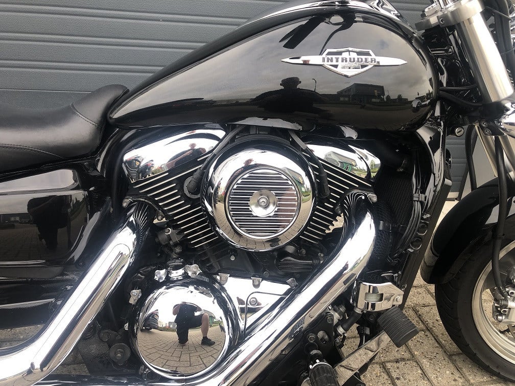 Suzuki VZ1600 Marauder uit 2005 met 28 dkm, mooie dikke cruiser €5250,-