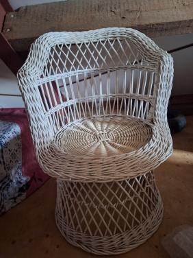 Wit rotan stoeltje