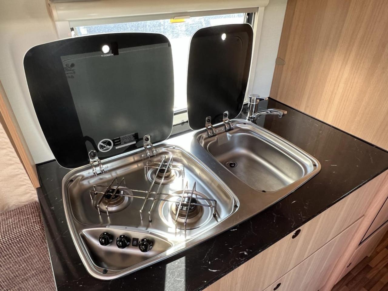 LMC Style 460D caravan, zeer compleet met mover, airco, voortent en luifel
