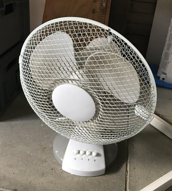 Ventilatoren (1x tafelmodel) en 5x staande ventilator.