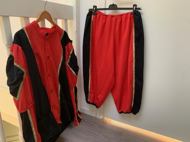 Sinterklaas en Pieten pakken