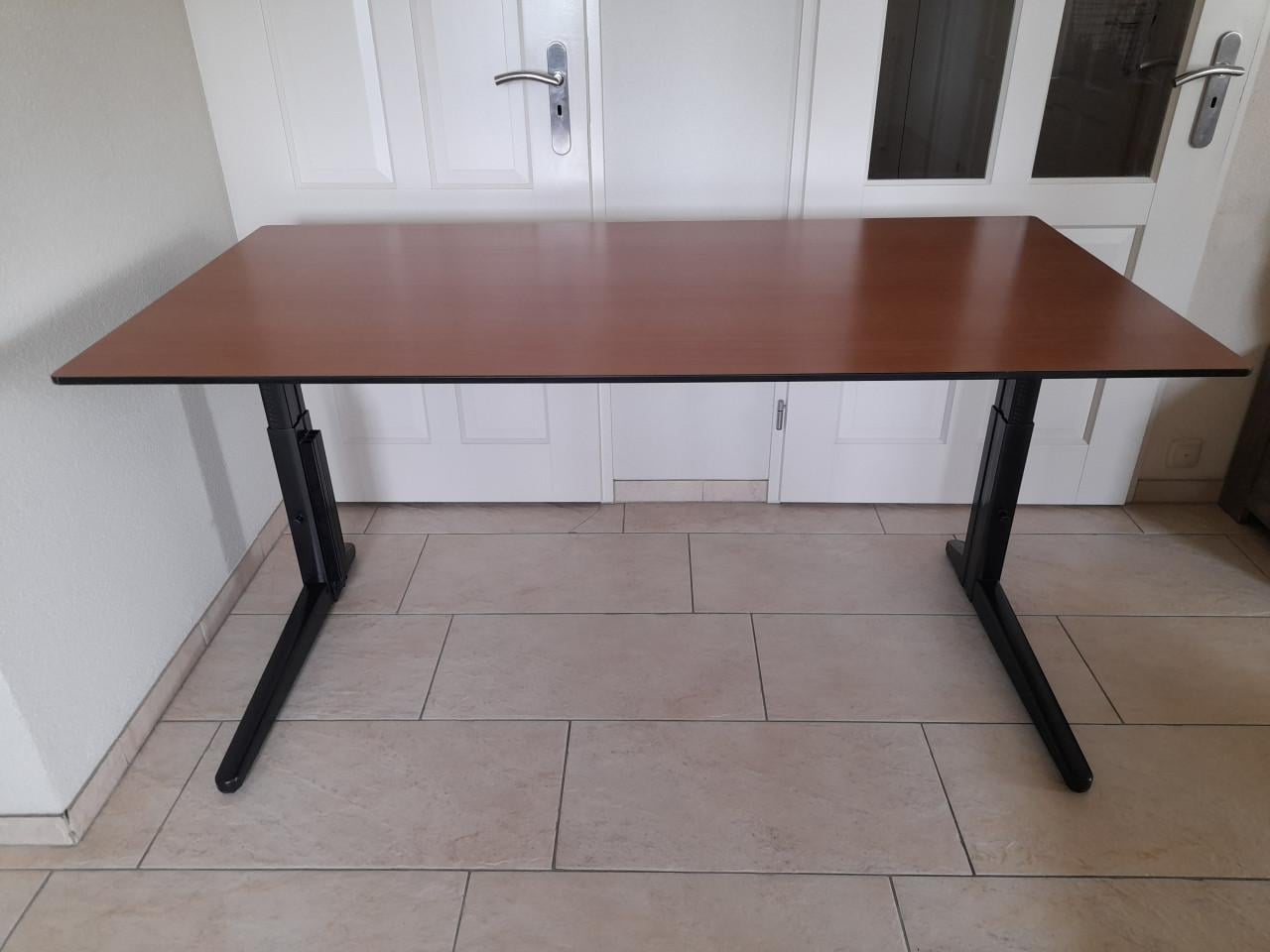 Professioneel Bureau 80 x 160 (in hoogte verstelbaar)in goede nette staat!