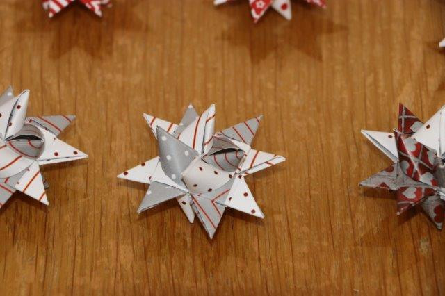 Kerst origami ster Diverse kerst motieven En kleuren Klein: 11 cm. Euro