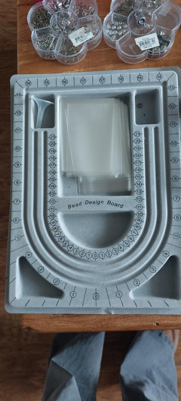 Grote set kralen met kralenbord