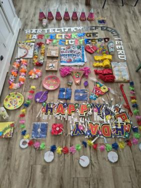 Enorme partij verjaardagsversiering, feest slingers, bekers.