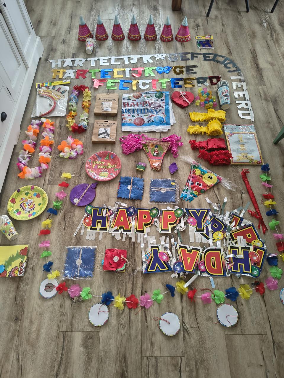 Enorme partij verjaardagsversiering, feest slingers, bekers.
